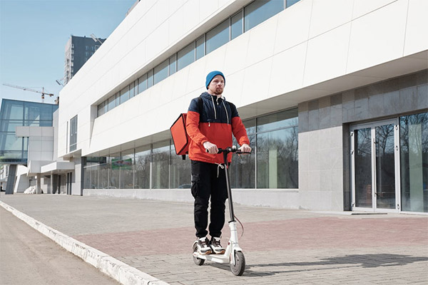 Reduce los accidentes laborales con patinetes y bicicletas