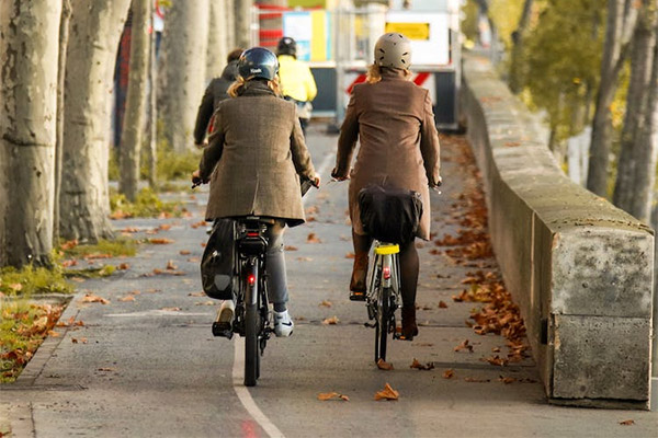 Reduce los accidentes laborales con patinetes y bicicletas