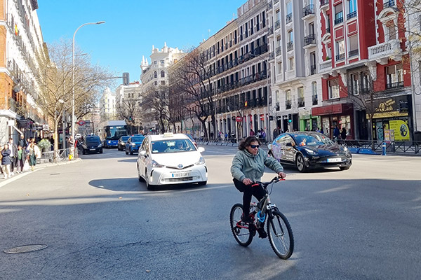 ¿Qué debe contener un plan de transporte sostenible al trabajo?